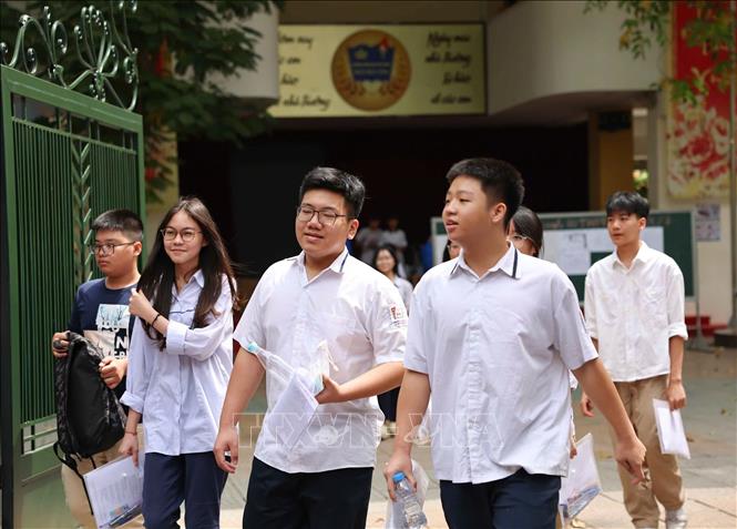 Thí sinh trao đổi sau khi hoàn thành môn thi đầu tiên tại điểm thi Trường THPT Trần Nhân Tông. Ảnh: Thanh Tùng - TTXVN